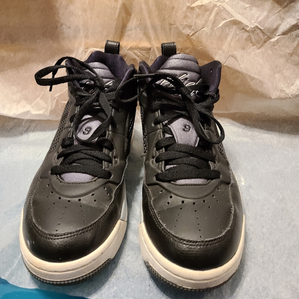 Black youth Jordans - Picture 3 of 7